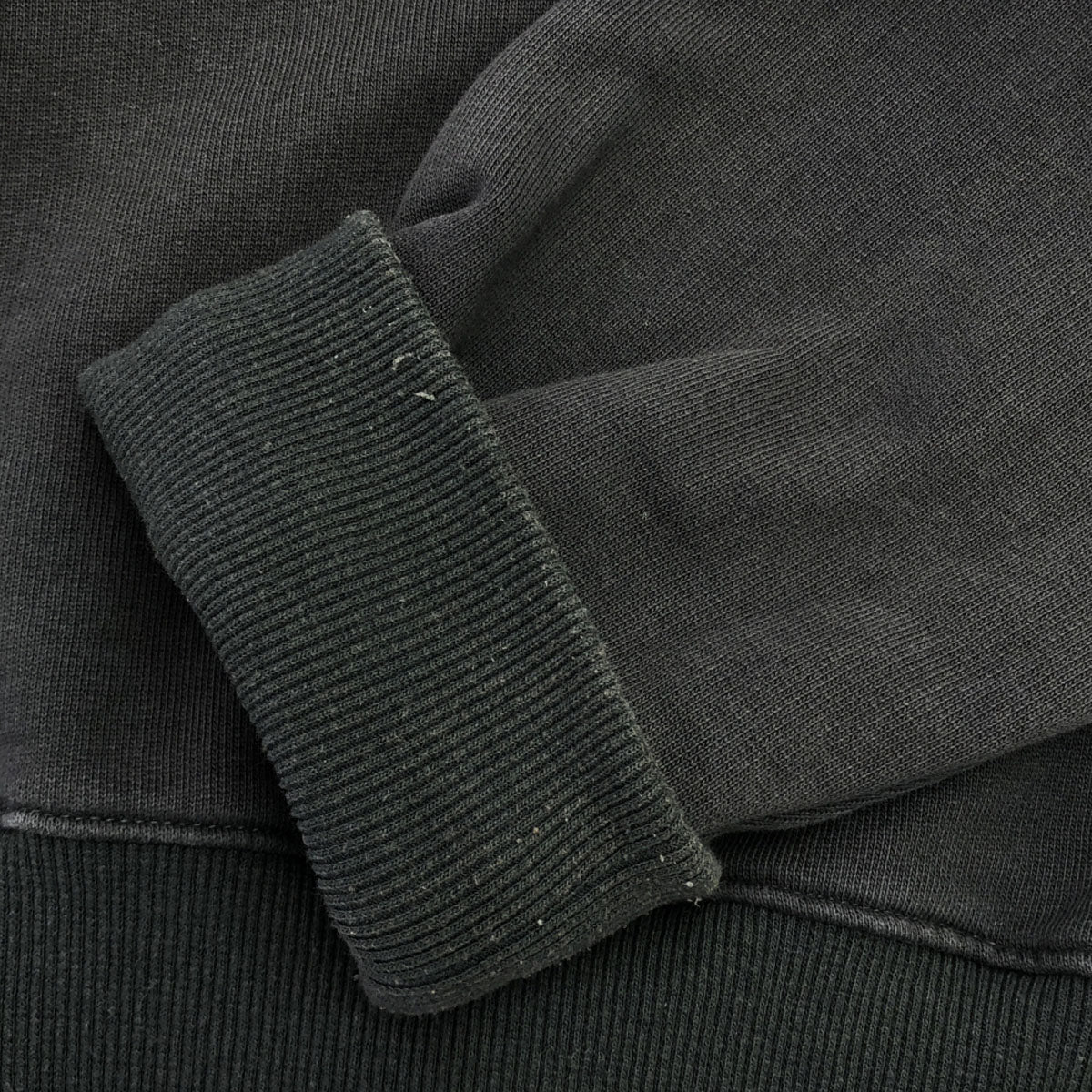 PARAGRAPH パラグラフ P08 フロントビッグアーチロゴ 長袖 スウェット ブラック トレーナー メンズ