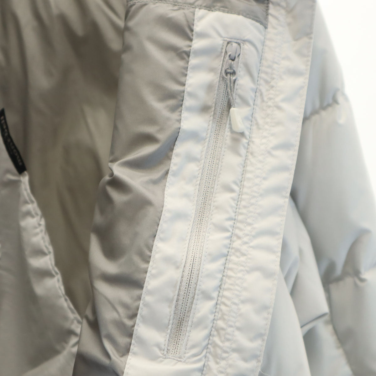 mont-bell モンベル トラベル ダウンパーカー ライトグレー アウトドア 収納袋付き レディース