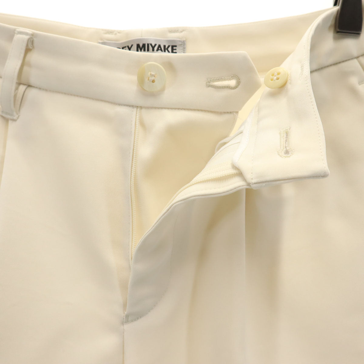 ISSEY MIYAKE イッセイミヤケ ストレッチパンツ L アイボリー レディース