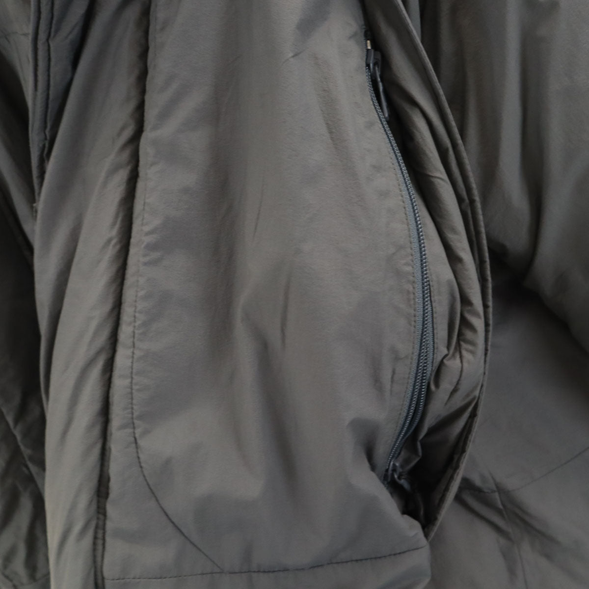 WILDTHINGS ワイルドシングス プリマロフト 中綿コート S グレー メンズ