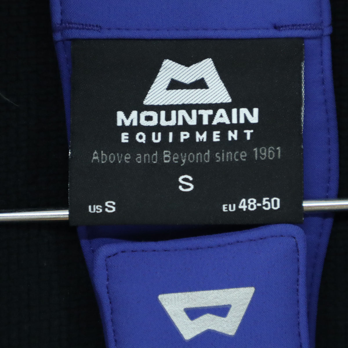 美品 MOUNTAIN EQUIPMENT マウンテンイクイップメント ロゴプリント 長袖 ナイロンジャケット S ブルー メンズ