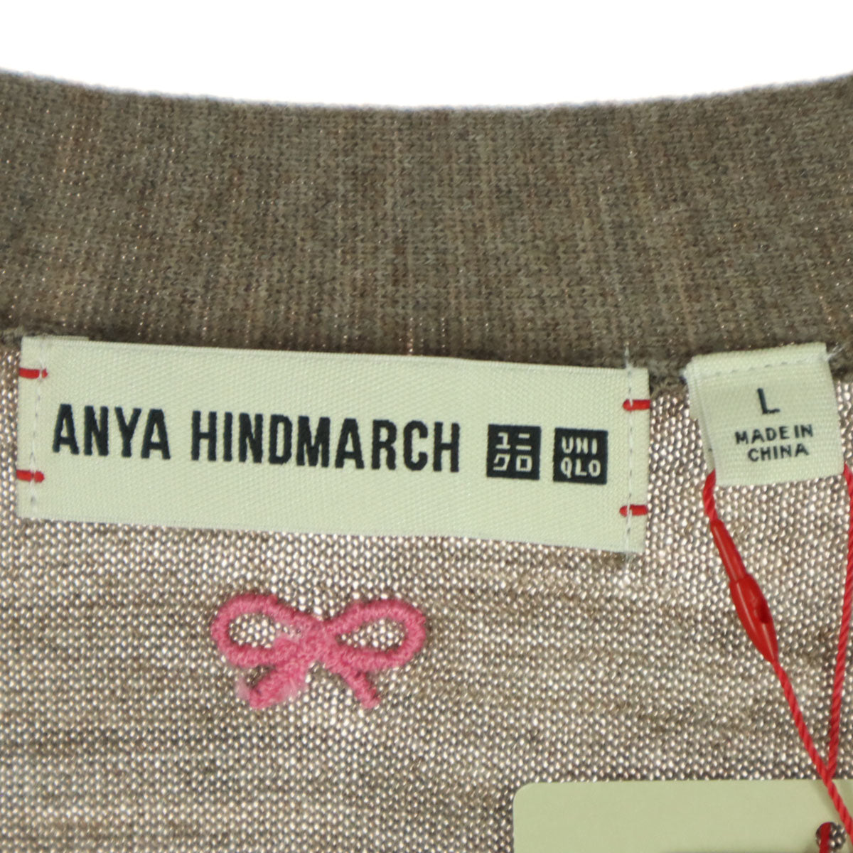 未使用 UNIQLO ユニクロ ANYA HINDMARCH アニヤハインドマーチ コラボ ワンポイントロゴ 長袖 Vネック ニットカーディガン L ブラウン系 レディース