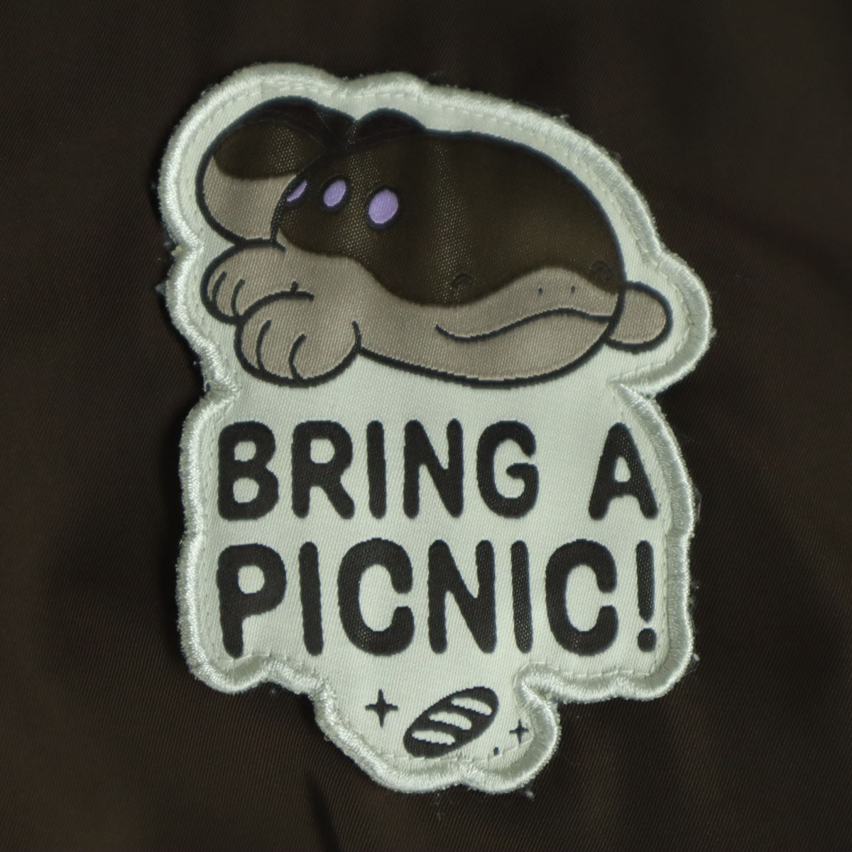 BRING A PICNIC ブリングアピクニック ドオー モチーフ ワッペン 長袖 中綿 フーディジャケット M ブラウン ポケモンセンター限定 メンズ