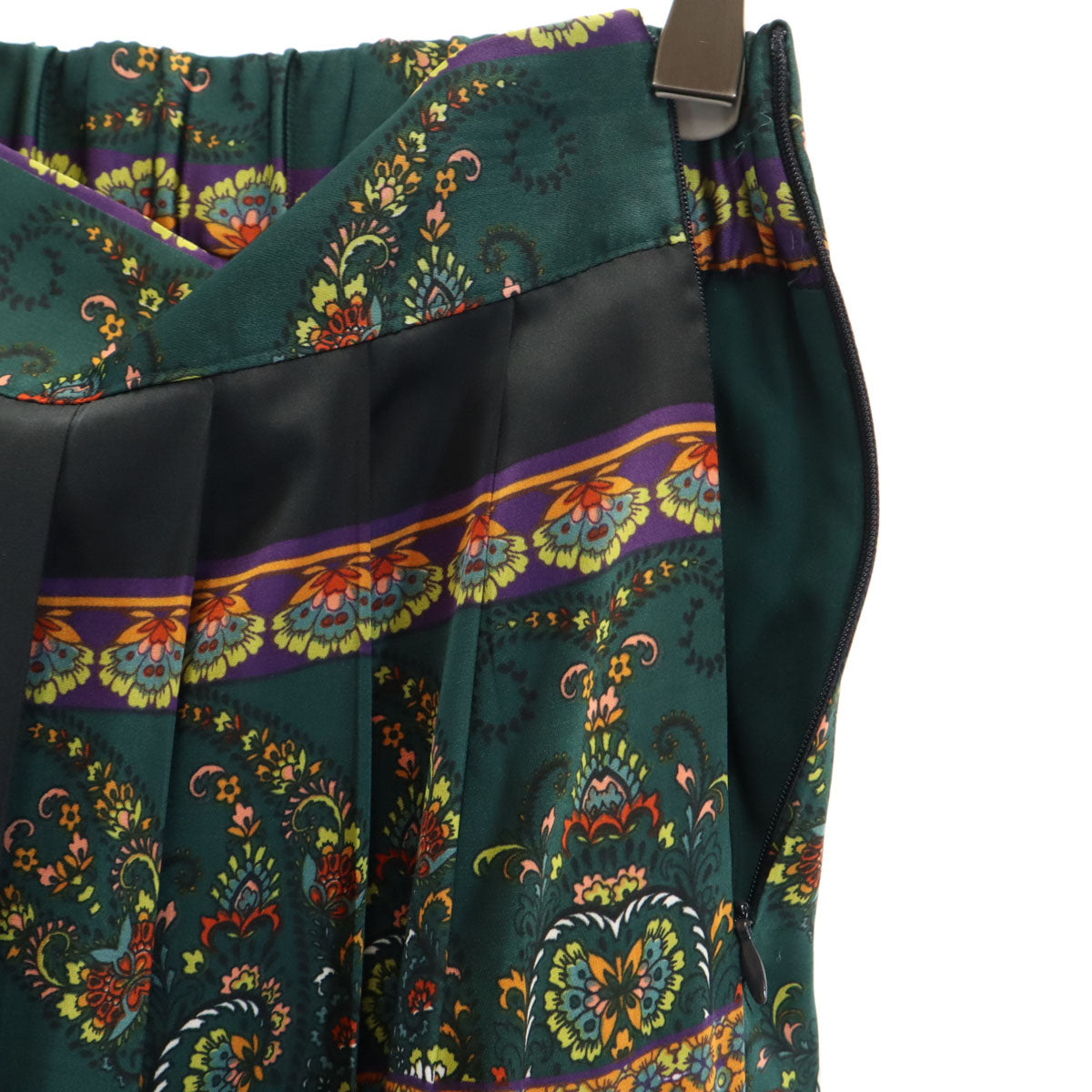 AMERI UNDRESSED アメリ スカーフモチーフプリント ロング丈 プリーツスカート グリーン レディース