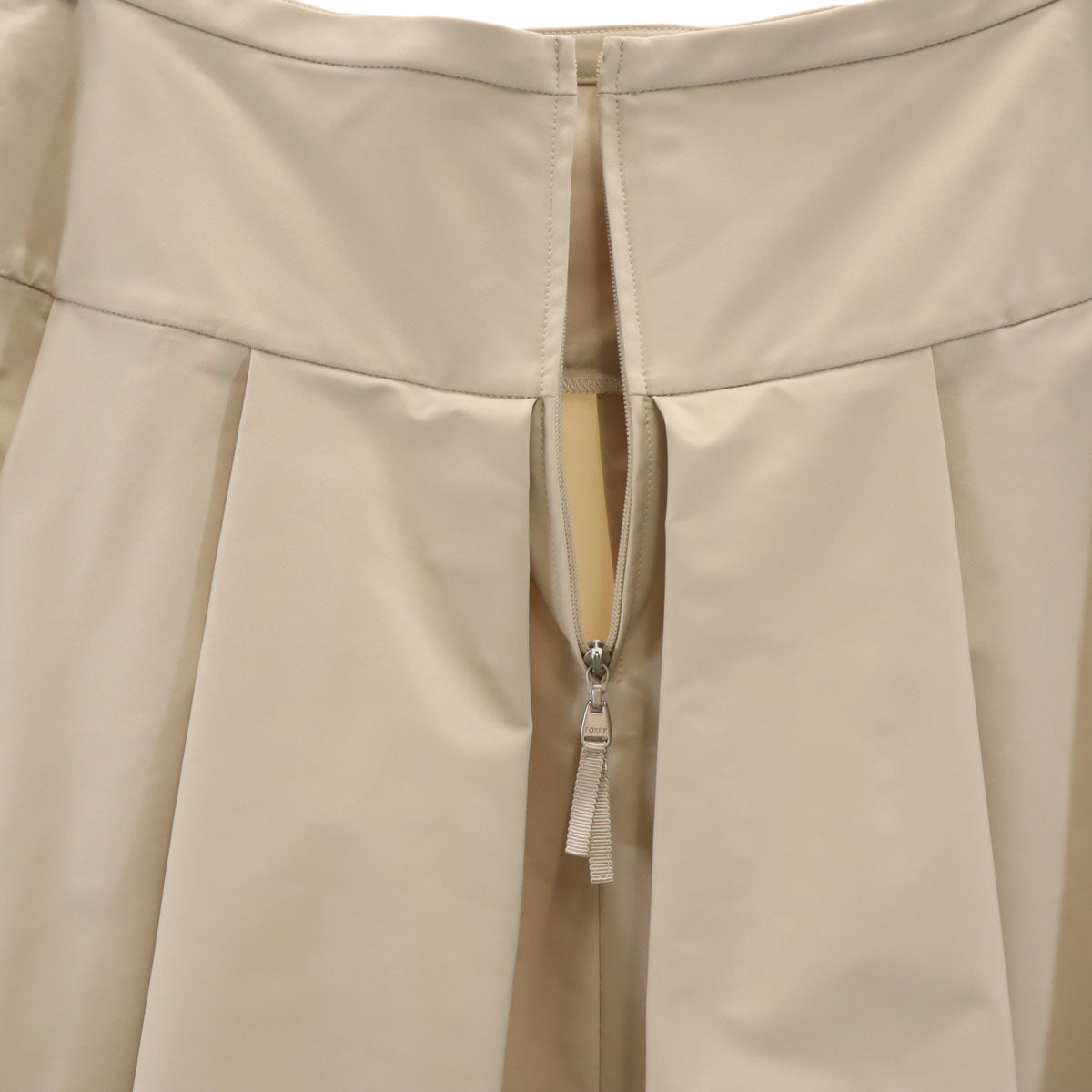 FOXEY NEW YORK フォクシーニューヨーク 日本製 ミディ丈 プリーツスカート 40 ベージュ レディース