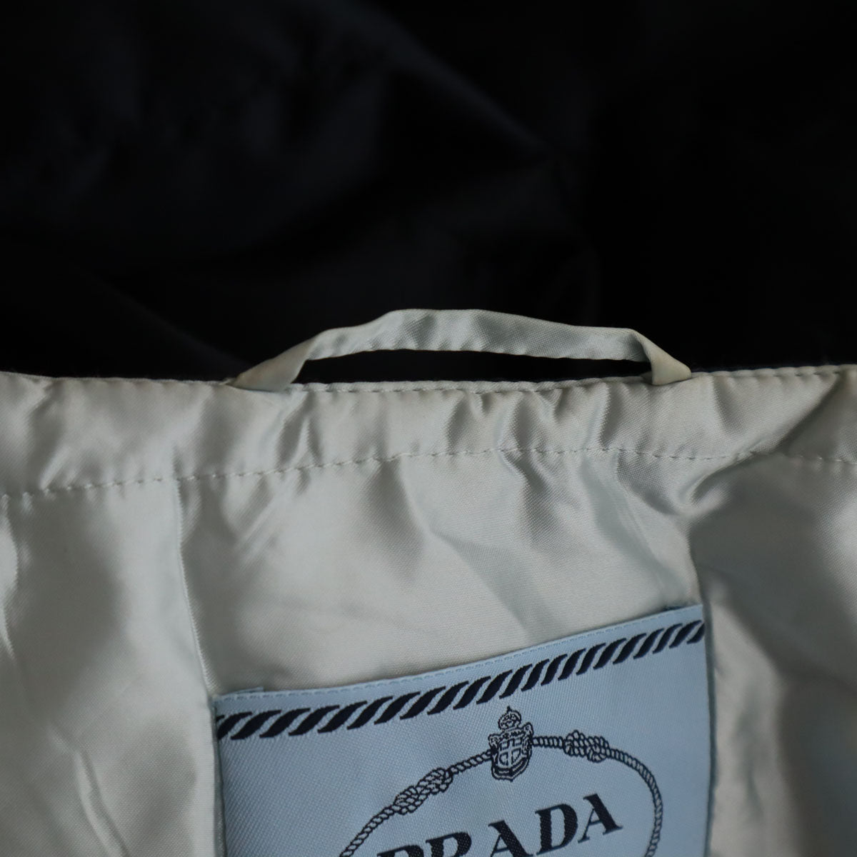 PRADA プラダ ブルガリア製 ノーカラー 中綿ジャケット 40 濃紺 レディース