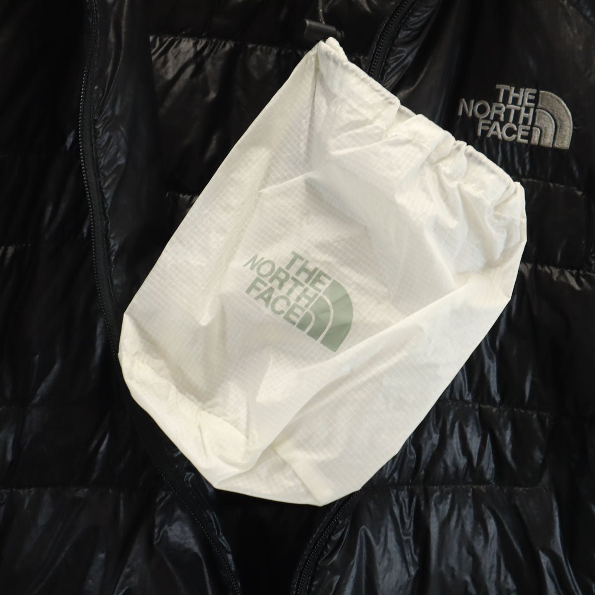 美品 THE NORTH FACE ザノースフェイス ライトヒート ダウンジャケット S ブラック 収納袋付き アウトドア ND18174 メンズ