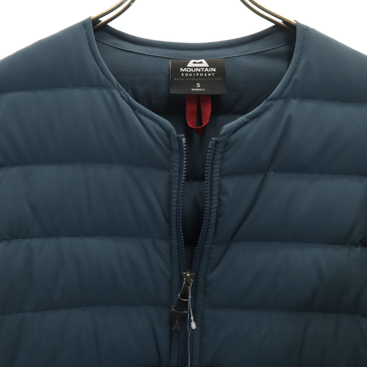未使用 MOUNTAIN EQUIPMENT マウンテンイクイップメント ノーカラー ダウンジャケット S ネイビー 収納袋付き レディース