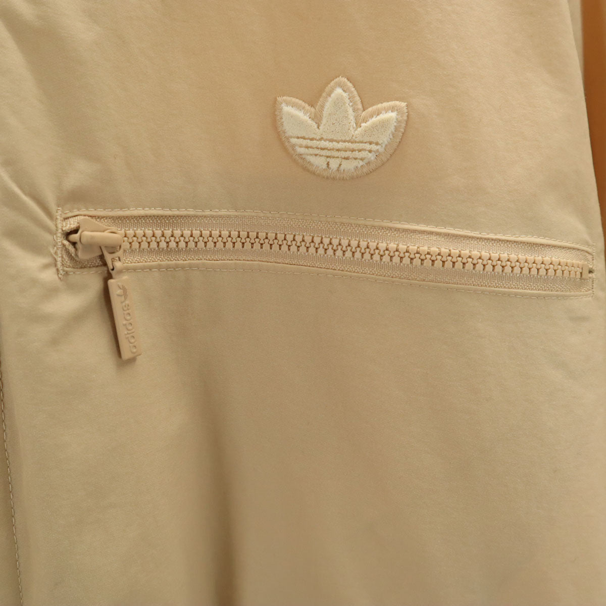 adidas アディダス トレフォイルロゴ ブルゾン M ベージュ 裏キルティング レディース