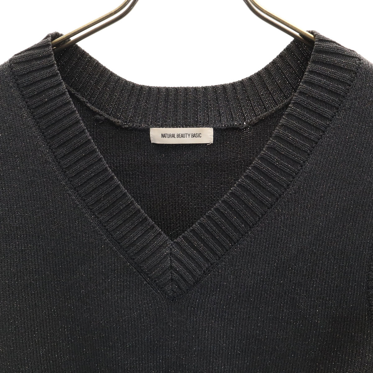 NATURAL BEAUTY BASIC ナチュラルビューティーベーシック ショート丈 Vネック ニットベスト F チャコールグレー ラメ レディース