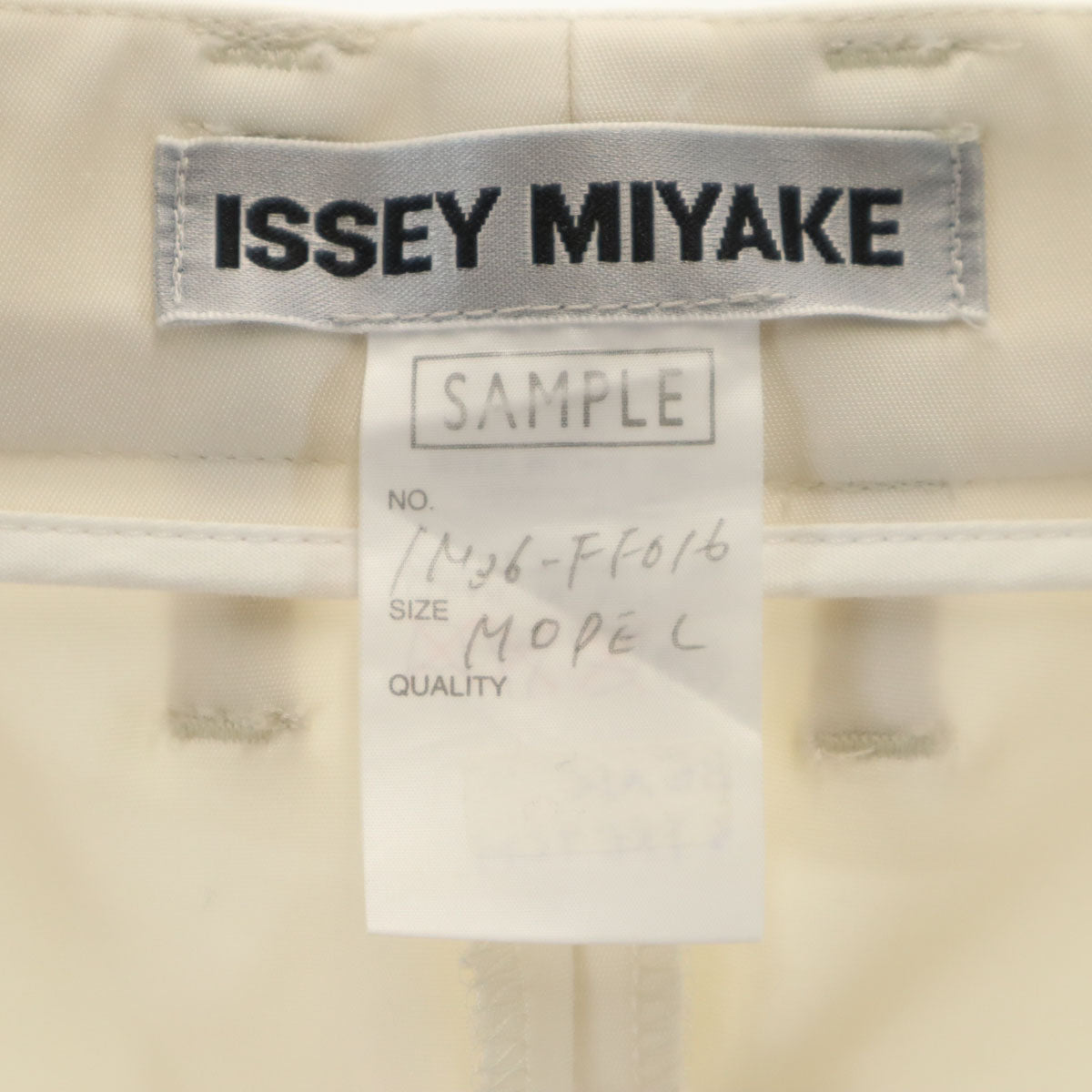 ISSEY MIYAKE イッセイミヤケ ストレッチパンツ L アイボリー レディース