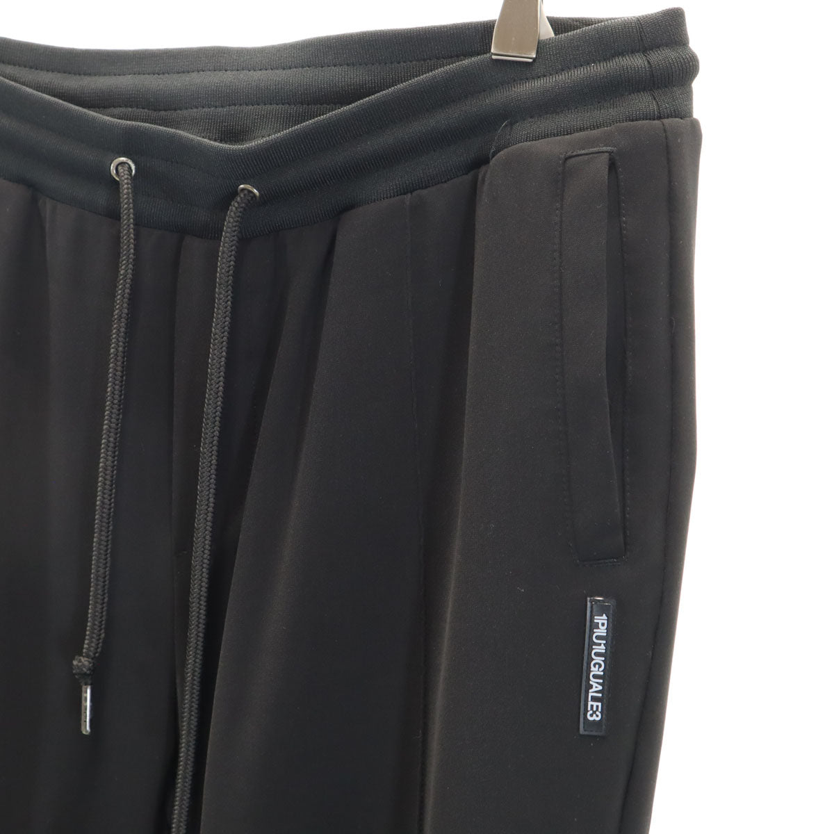 1PIU1UGUALE3 ウノピゥウノウグァーレトレ ジョガーパンツ XL 黒 メンズ