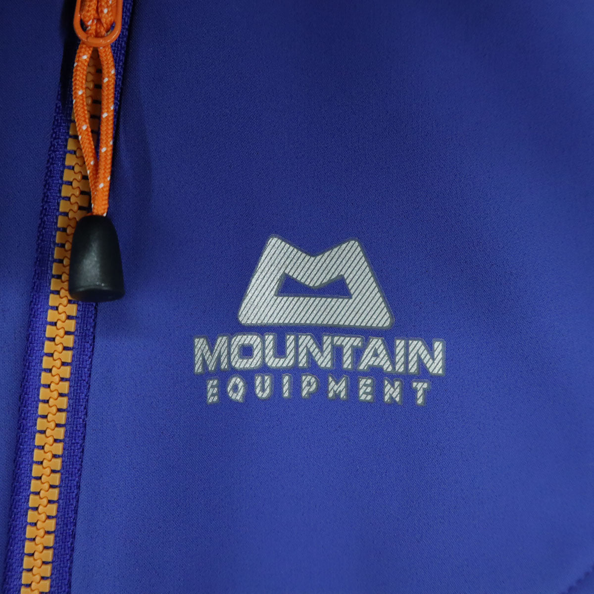 美品 MOUNTAIN EQUIPMENT マウンテンイクイップメント ロゴプリント 長袖 ナイロンジャケット S ブルー メンズ