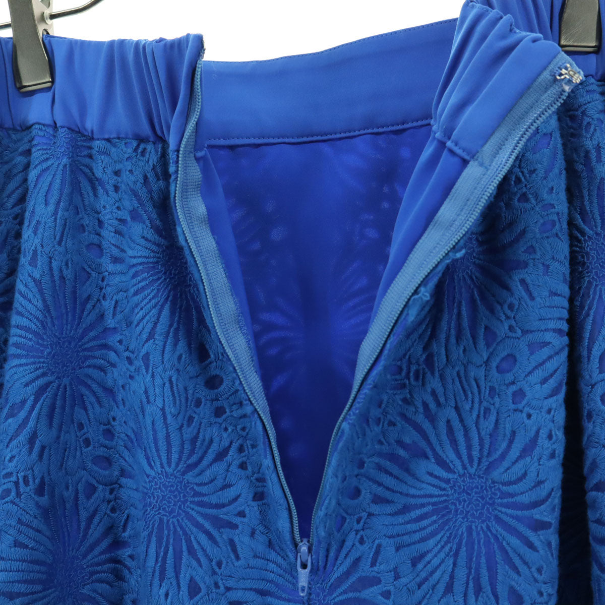 美品 ADORE アドーア 日本製 花柄 刺_ ミモレ丈 フレアスカート 38 ブルー ベルト付 レディース