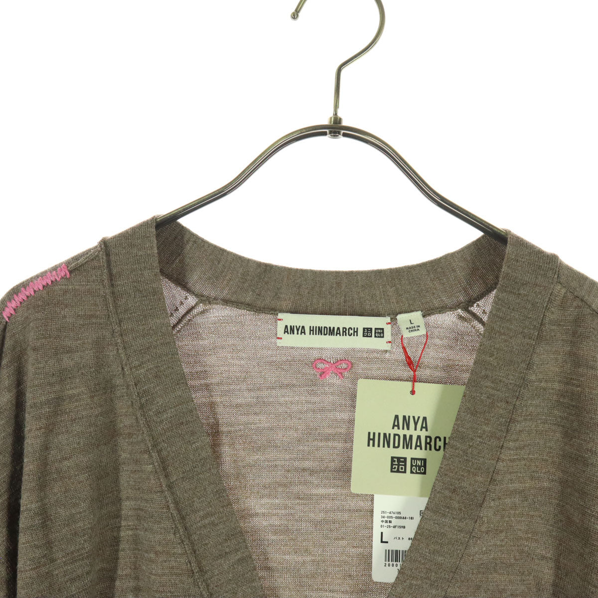 未使用 UNIQLO ユニクロ ANYA HINDMARCH アニヤハインドマーチ コラボ ワンポイントロゴ 長袖 Vネック ニットカーディガン L ブラウン系 レディース