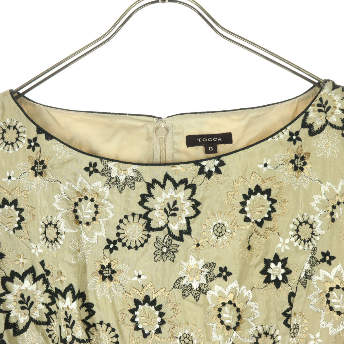美品 TOCCA トッカ 日本製 総柄 刺繍 花柄 ノースリーブ 膝丈ワンピース XS ベージュ バックジップ レディース