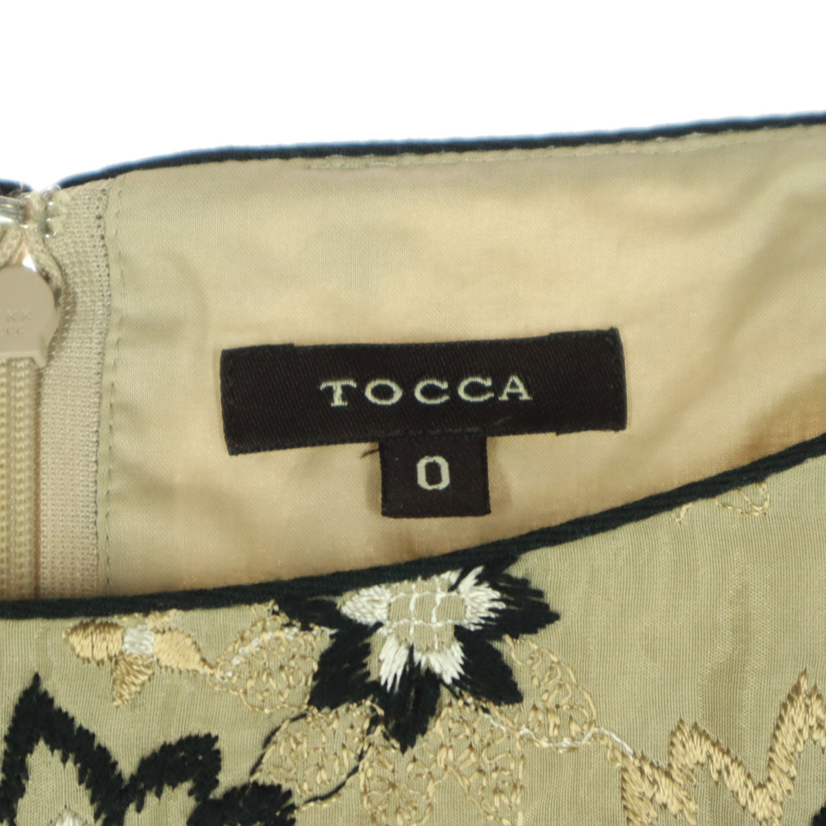 美品 TOCCA トッカ 日本製 総柄 刺繍 花柄 ノースリーブ 膝丈ワンピース XS ベージュ バックジップ レディース