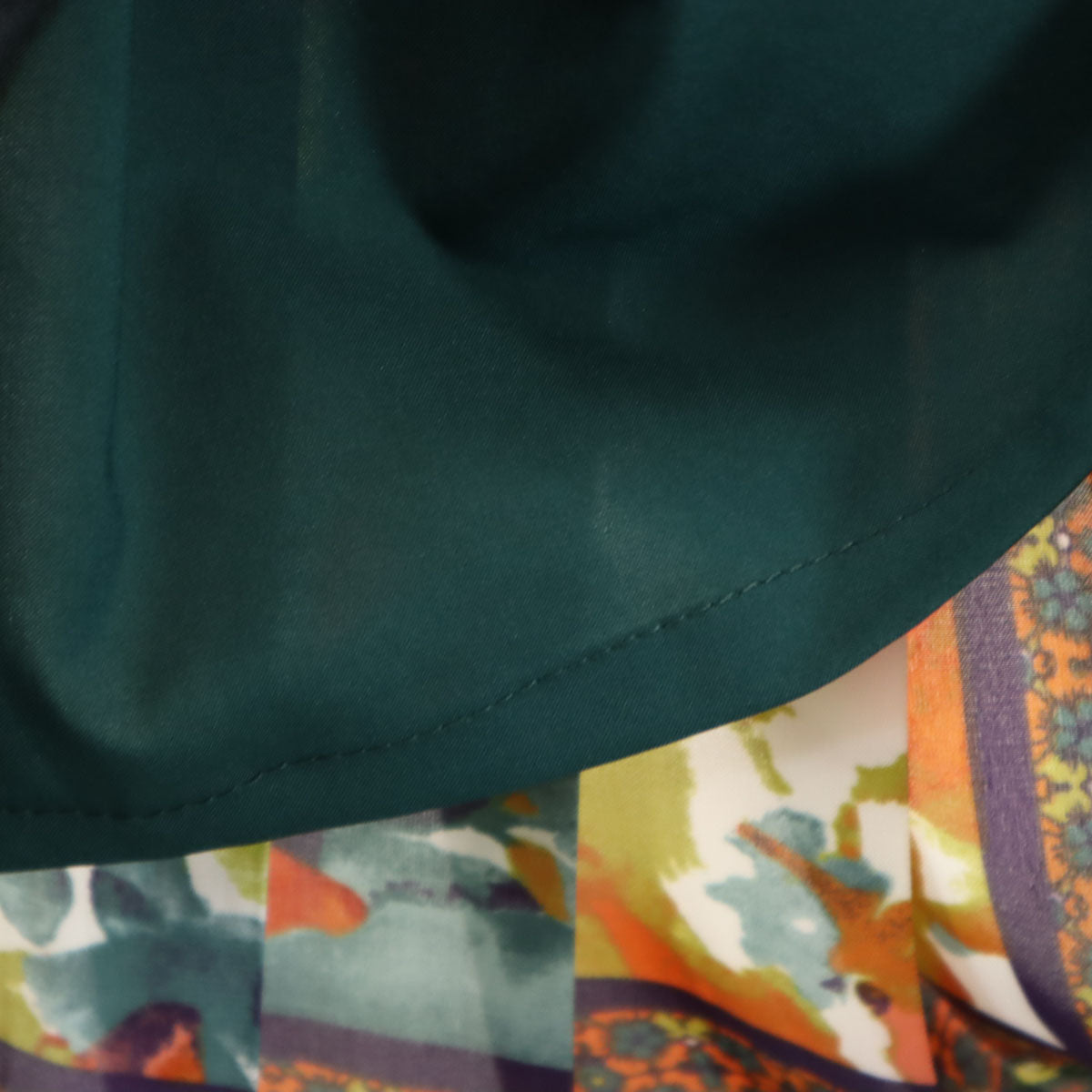 AMERI UNDRESSED アメリ スカーフモチーフプリント ロング丈 プリーツスカート グリーン レディース