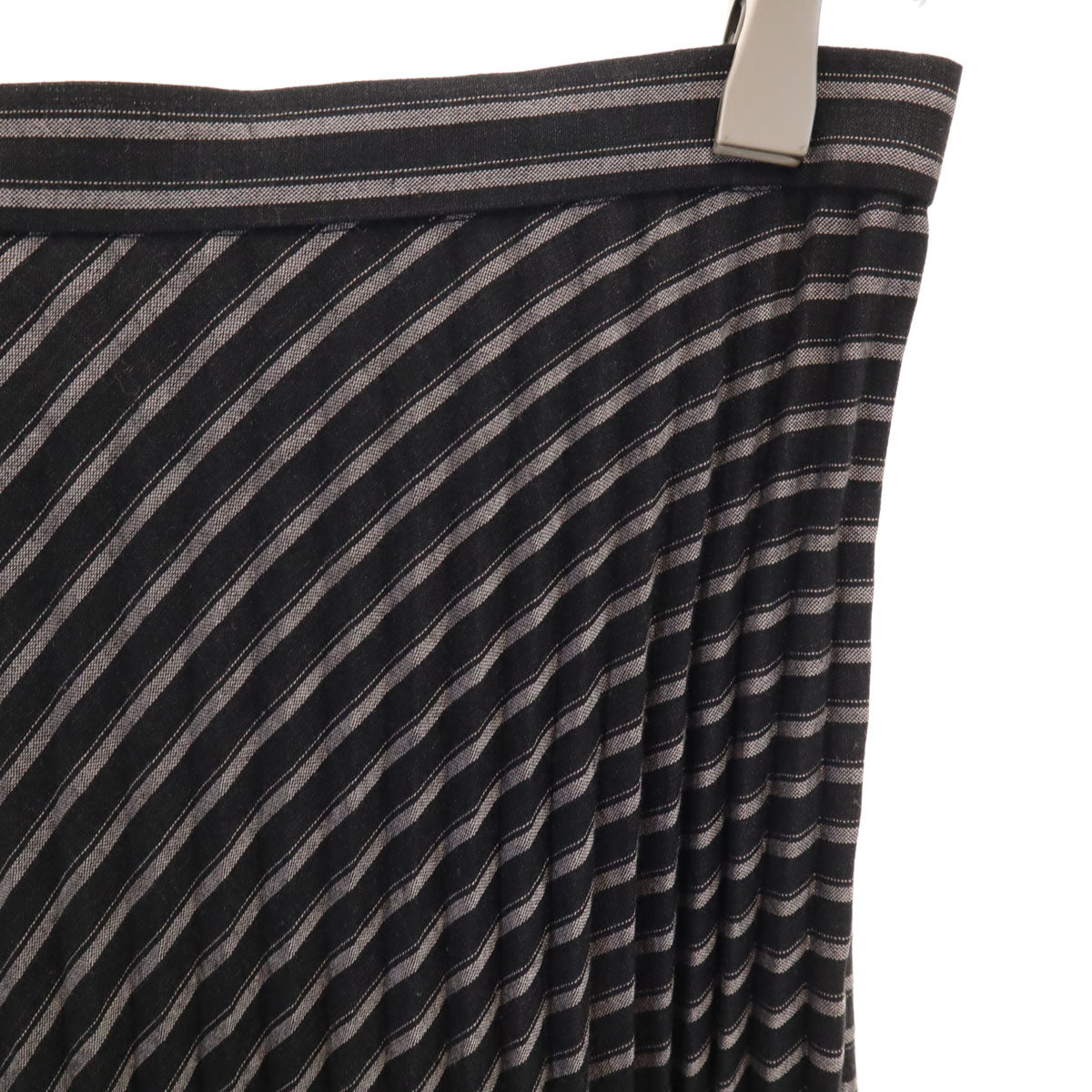 ISSEY MIYAKE WHITE LABEL イッセイミヤケホワイトレーベル 日本製 斜ストライプ柄 ロング丈 プリーツスカート 2 ブラック レディース